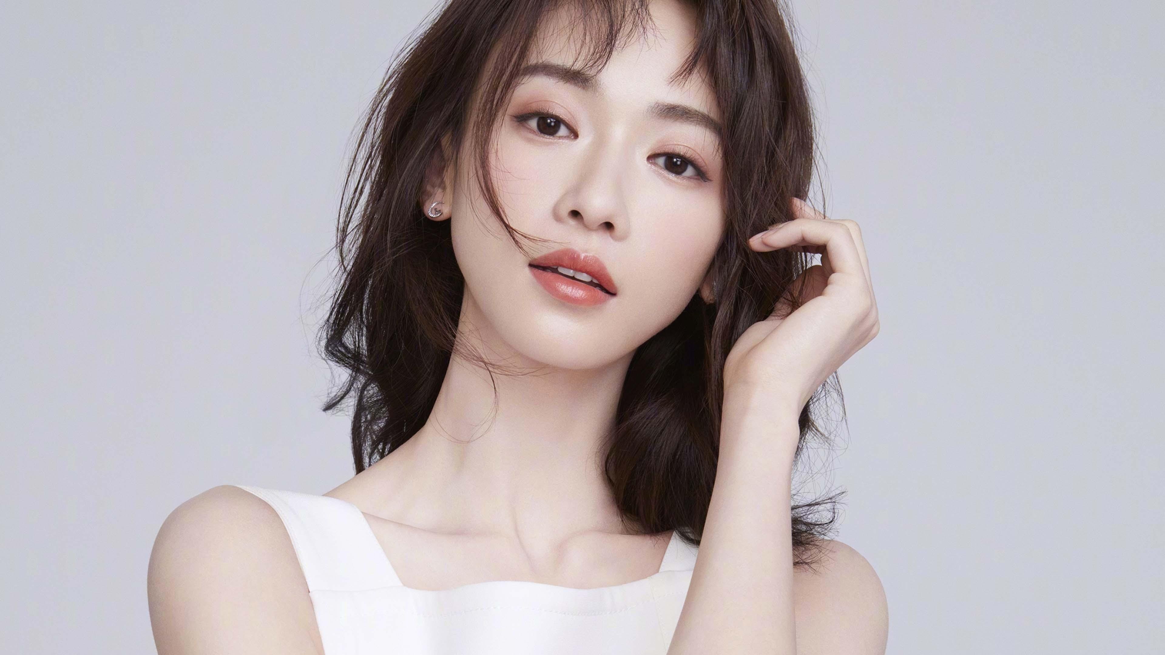 “简阳文体中心:羽毛球赛场高手对决,观众连连喝彩”